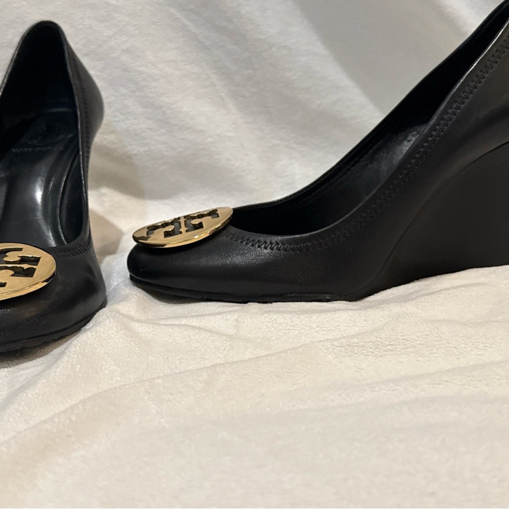 Tory Burch Sophie Black Leather Pump with Gold Logo Medallion